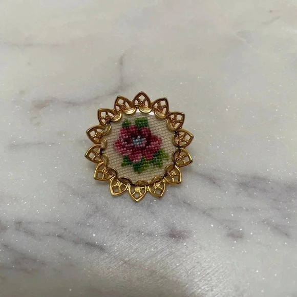 Vintage - Fun Miniature Cross Stitch Yellow Gold Tone Brooch - Picture 3 of 4